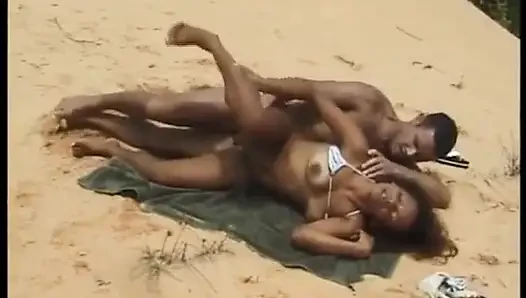 Cewek semok kulit hitam jerman dientot habis-habisan di pantai