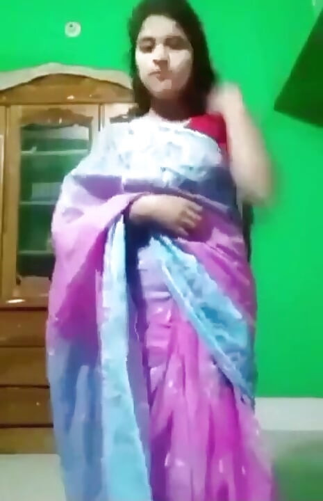 Deshi lány Saree-t cserél és megmutatja a melleit