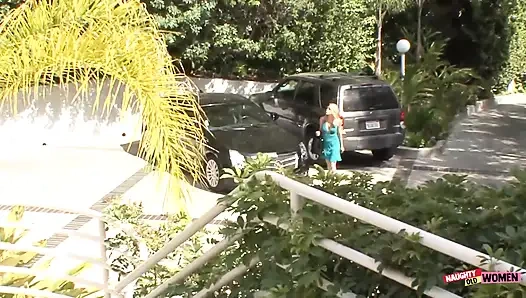 Dua gadis lembut lagi asik ciuman, sentuhan, dan ngentot memek satu sama lain dalam adegan seks lesbian yang luar biasa