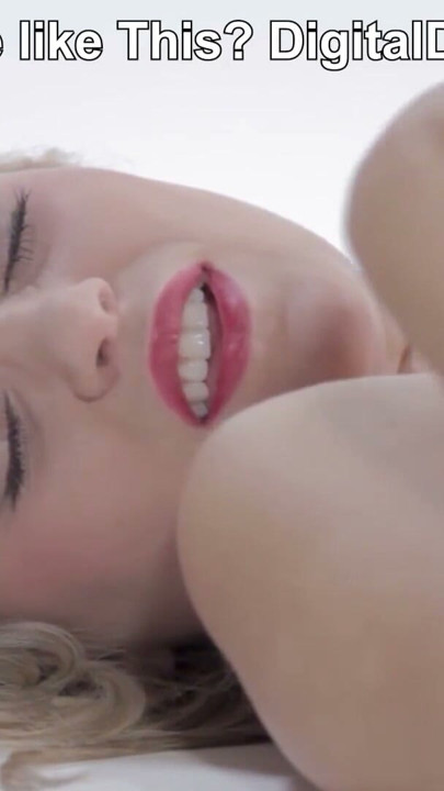 Pornstar Glamour Scarlet Red brinca com a cona em DigitalDesire | Clipe 2