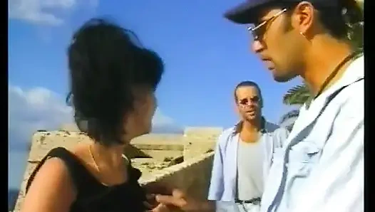 Zwei Freunde Sind Im Urlaub in Ibiza Und Ficken Heiße Küken.