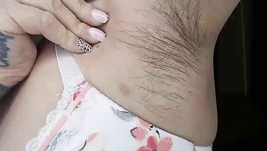 Behaarte achselhöhlen, nahaufnahme, eingeölt, gekämmt