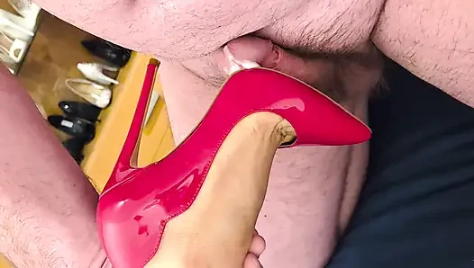 Ihre unmöglich engen roten heißen küken-stilettos lassen ihn anstarren 36