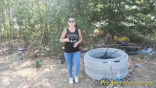 Gadis gemuk bertato ini nekat kencing di celana jinsnya sambil kencing!