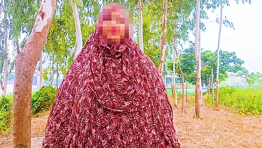 Hintli köy açık havada kızlar eve geldi ve yarak emiyor
