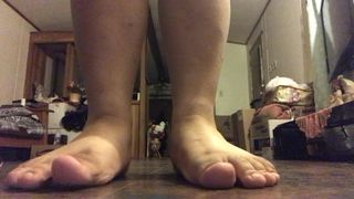 Oso gordito juega con los pies (bigbearcutie)