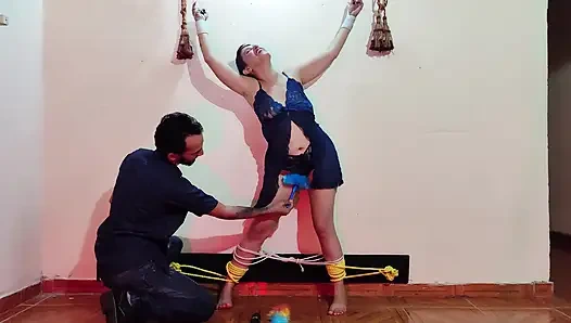 Seorang pria mengikat tangan dan kakiku untuk menggelitikku dan vibrator untuk masturbasi memekku