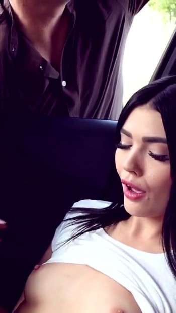 Extraño se folla a mi novia en nuestro auto y le da su primer chorro en la vida | Clip 1