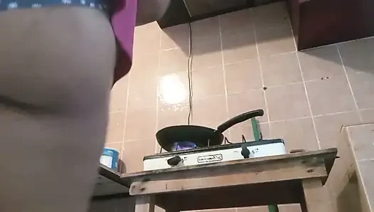 Tante gemuk dengan celana dalam di dapur