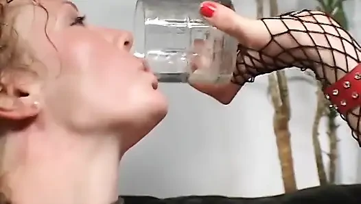 Versaute rothaarige trinkt spermaladung aus einem glas, nachdem sie doppelt penetriert wurde