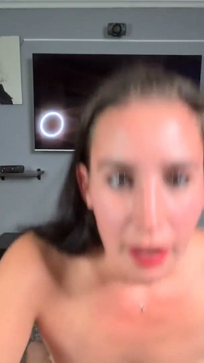 Chica chupando pija, se monta en vaquera, la cogen en perrito, come semen | Clip 2