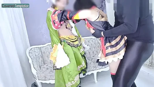 Cosplay yetişkin kadın iki partnerle üçlü seks grup sahnesi