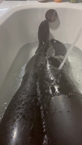 Bathing in latex! Simply an indescribable feeling!
The hot water makes me sweat extremely. The sweat has collected nicely in the closed catsuit! Simply awesome!