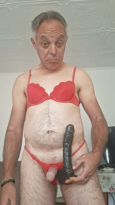 Biseksualny facet chce dosiąść twojego kutasa aż po same jaja, jeśli twój kutas jest tak duży jak ten.
