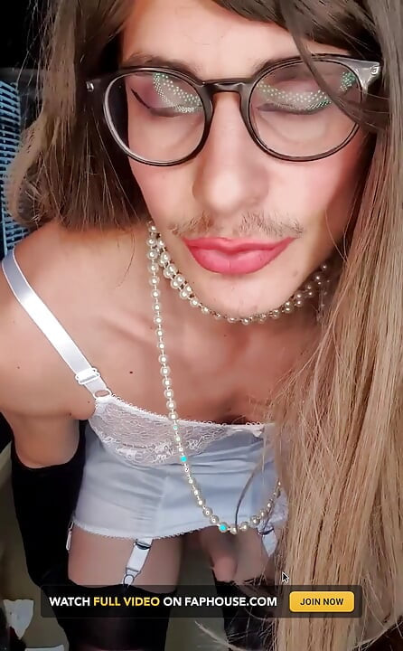 Stăpâna Jessica îmbrăcată într-un corselette alb vintage