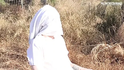 Genç Rus delikanlı 2 ateşli kaslı adam tarafından yumruklanıyor ve götünü parçalıyor