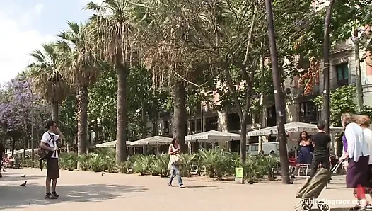 Cewek cantik Spanyol dientot tenggorokan di jalan terikat di depan kafe yang sibuk!