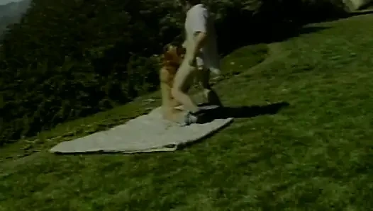 Seksi sarışın sürtük açık havada ateşli sikişiyor