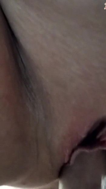 Epischer moment aus "Künstlerische sexy MILF in roten strümpfen bekommt ihre muschi geschlagen, harter schwanz in den mund, G-punkt-massage und"