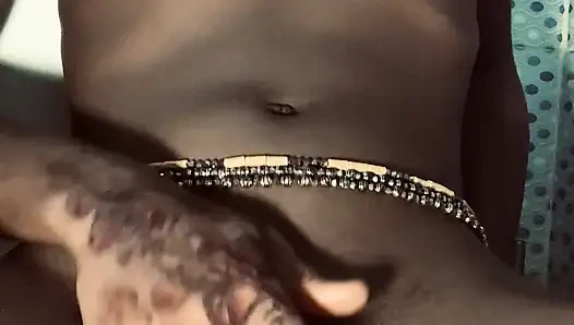 Cewek ebony panas browngurl234 menikmati saat solo di kamar mandi