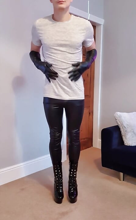 ค่อนข้างไม่กี่คนที่ค่อนข้างชอบฉันในกางเกงเลกกิ้งเปียกแวววาวของฉัน