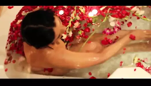 Shikha Thakur в ванне