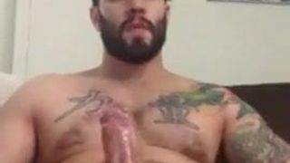 Tatuagem de músculo de pau grande masturbando (sem porra)