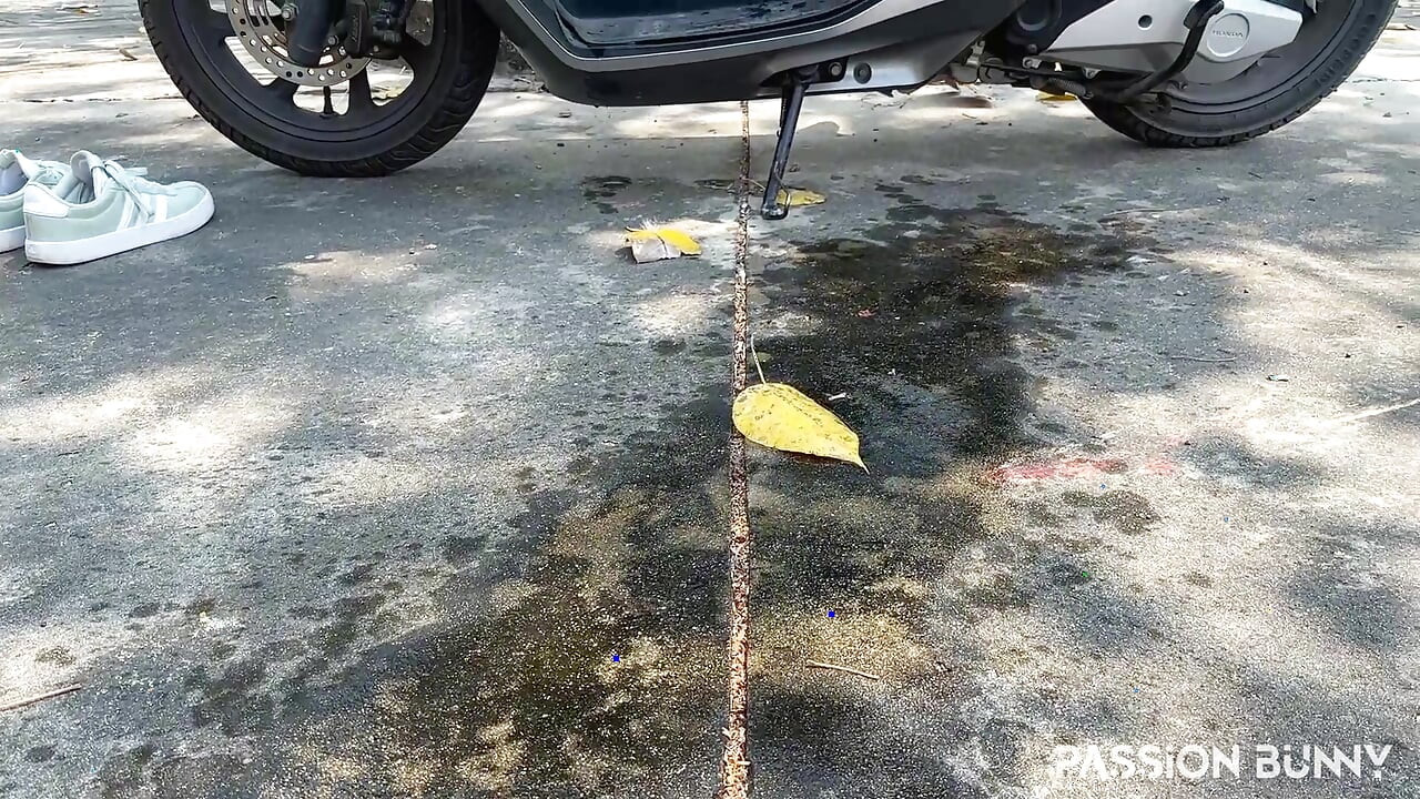 Đài phun nước khổng lồ trên lòng bàn chân của tôi - xe máy khoe hàng nơi công cộng