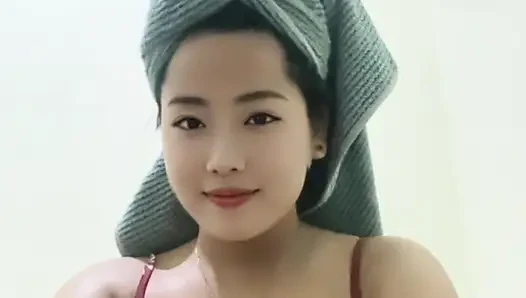 Ibu muda terlihat cantik setelah mandi, meremas payudaranya yang besar.