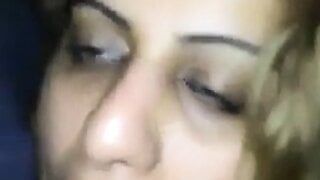 Een meisje uit Koeweit zuigt graag aan een penis