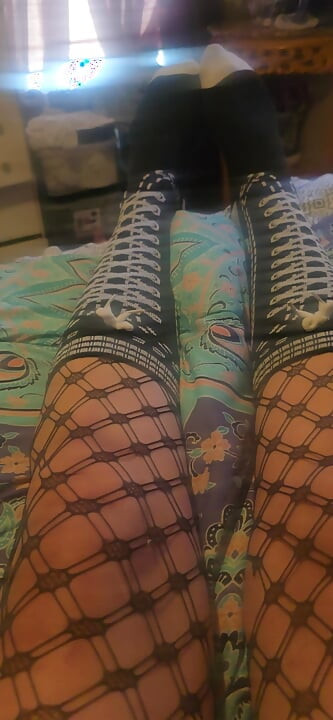 Crossdresser masturbando em meia arrastão