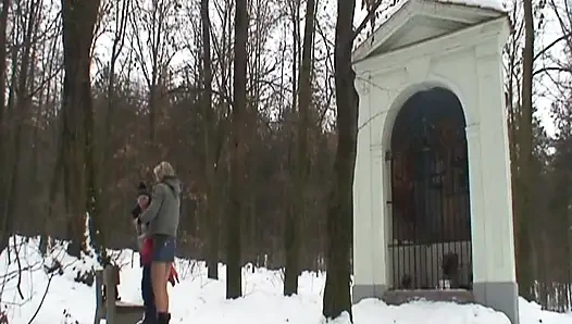 Pirang muda yang cantik meniduri kakeknya di salju