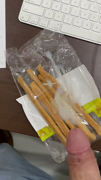 אוכל את הזרע של עצמי!! טעים!!!