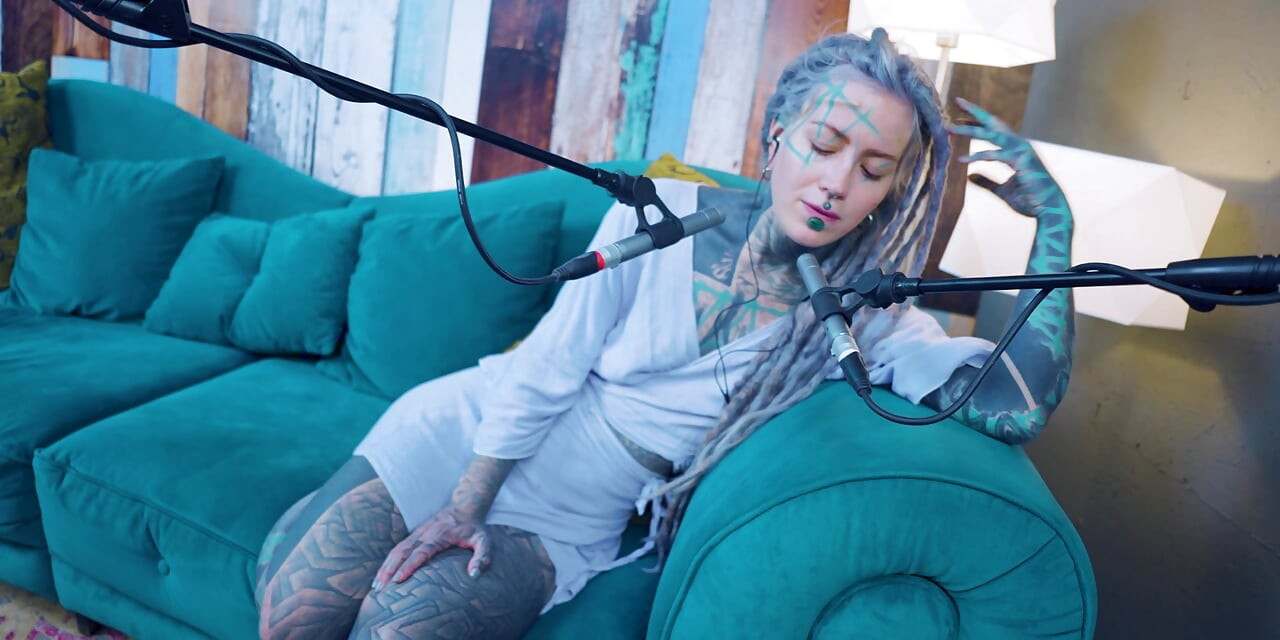 ฉันพูดถึง M - เพลง - ASMR Podcast SFW คุยสาวผอม Goth Dreadlocks นางแบบรอยสักสาวหมึก