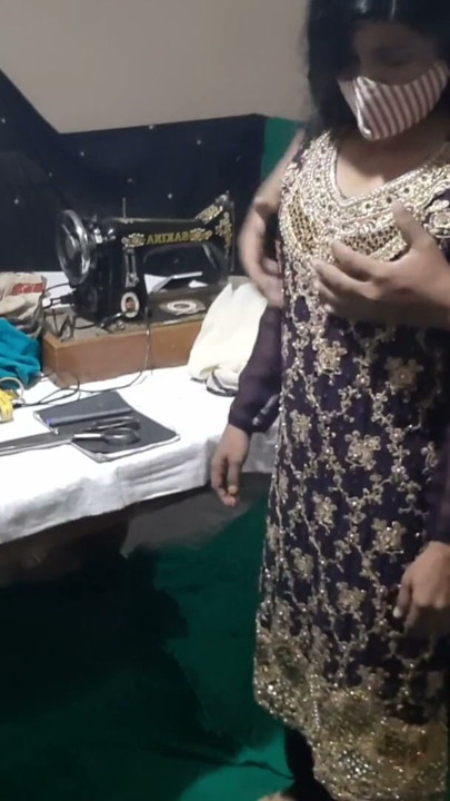 Tailor ne Bhabhi ka naap lete lete Bhabhi ko hi chod dala,desi housewife fucked by tailor with clear hindi audio | Clip 1