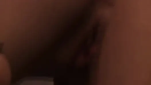 İri göğüslü sarışın orta yaşlı seksi kadın büyük bir yarak emmeyi seviyor