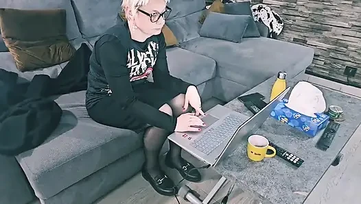 Ich Musste Mich Entscheiden, Ob Ich Meine Reife MILF-muschi Dildoe Oder Arbeiten Musste