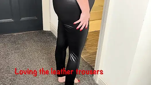 Bayan olgun ayaklar hepiniz için giyiniyor. 373