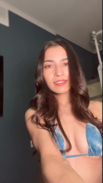 Guardami lentamente far cadere questi pantaloni pronti per lo spettacolo? 😉