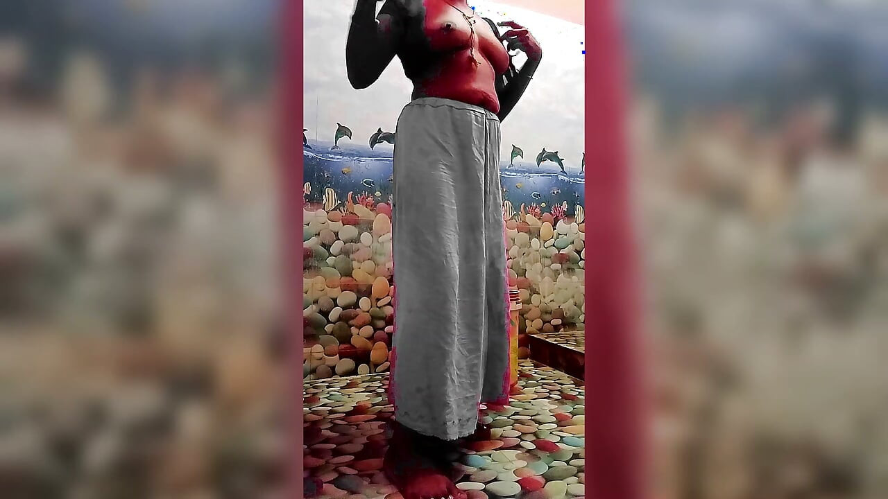 Skida odjeću u kupaonici i sapunom pere pičku 138