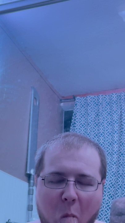 Chubby gay guy practices oral on big black dildo | Klipp 1