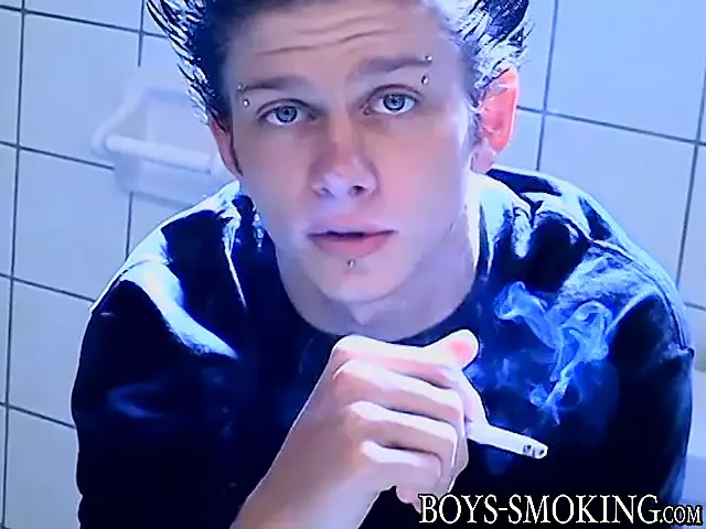 壮男同性恋Ian Madrox点亮雪茄并用手拉鸡巴