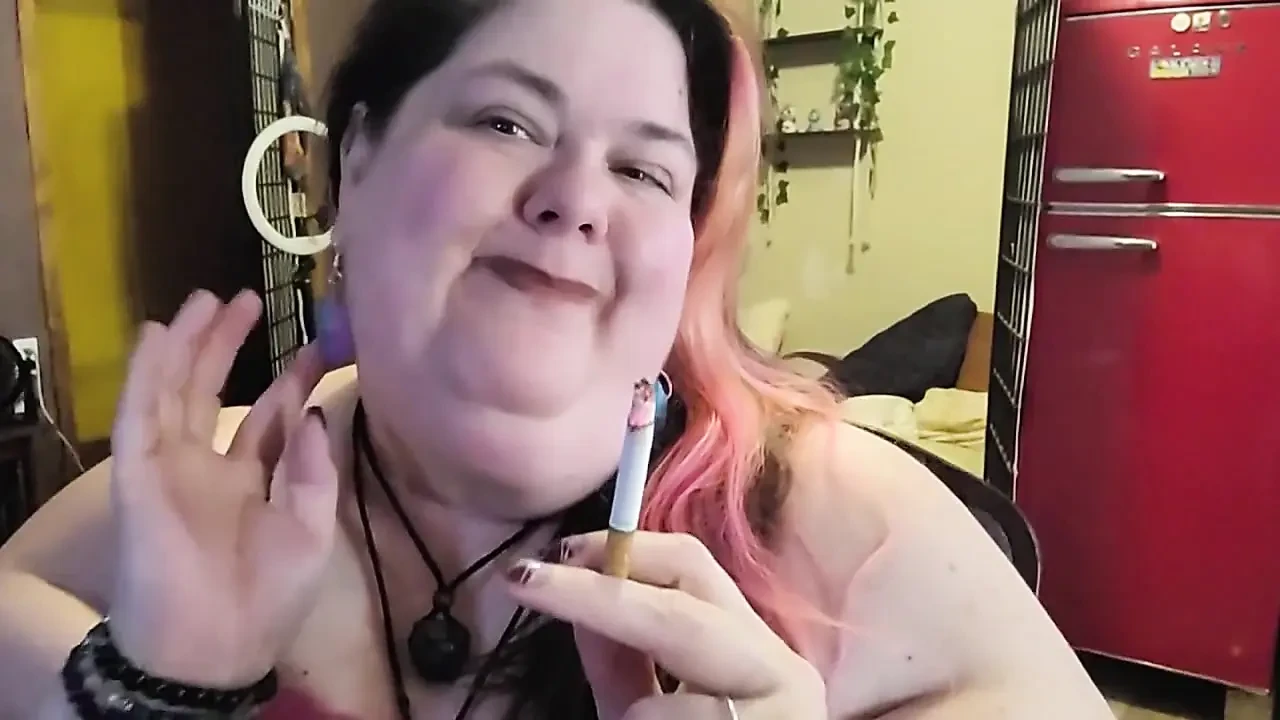 Awek montel super saiz merokok semasa bermain dengan leher saya dan lengan besar