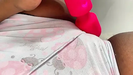 Ich ziehe enge shorts an und jucke meine vagina und ich bekomm es, einen guten orgasmus zu bekommen