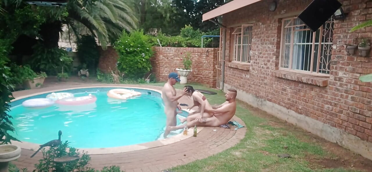 Она была такая возбужденная, так что мы используем с двумя членами