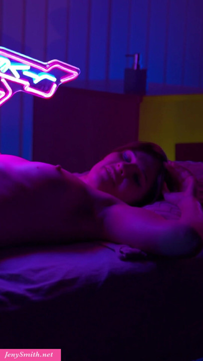 Jeny Smith在美丽的霓虹灯下自慰，她的阴户非常湿润💦