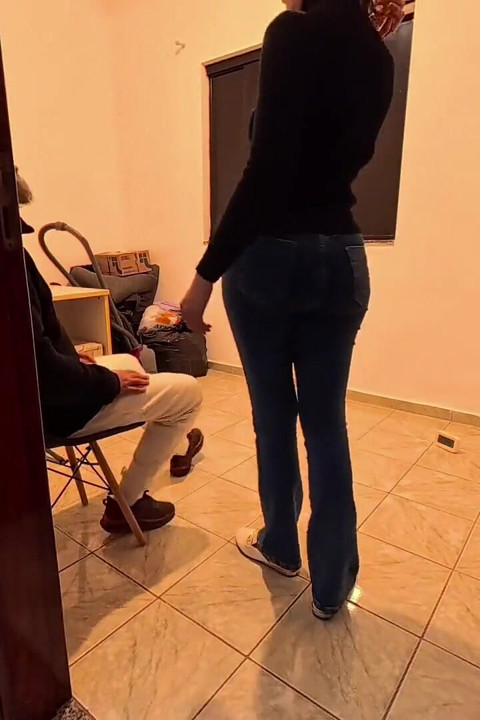 员工在公司储藏室里闲逛.
