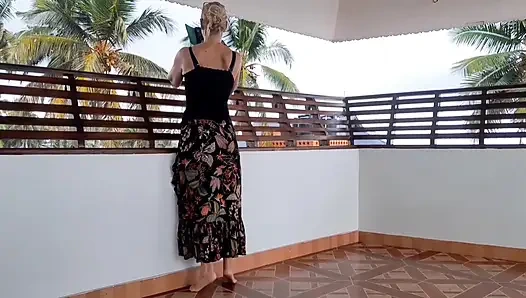 Istri Pirang Dewasa Menikmati Matahari