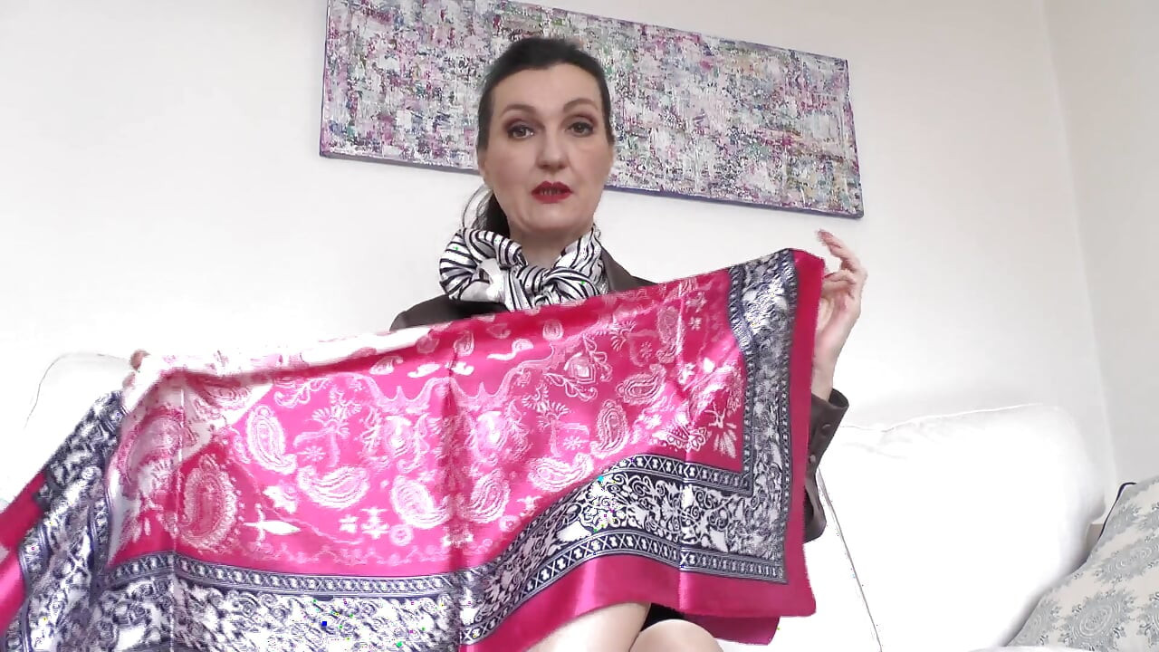 Kalın kırmızı dudaklı seksi saten eşarp oyunları, 31 talimatı, Lady Victoria Valente