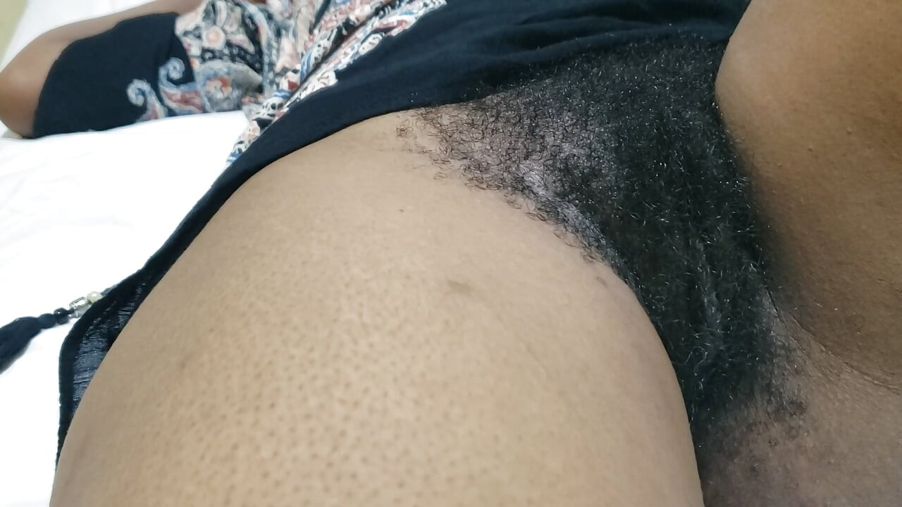 Quente milf tem a buceta e bunda mais peludas que você já viu até agora